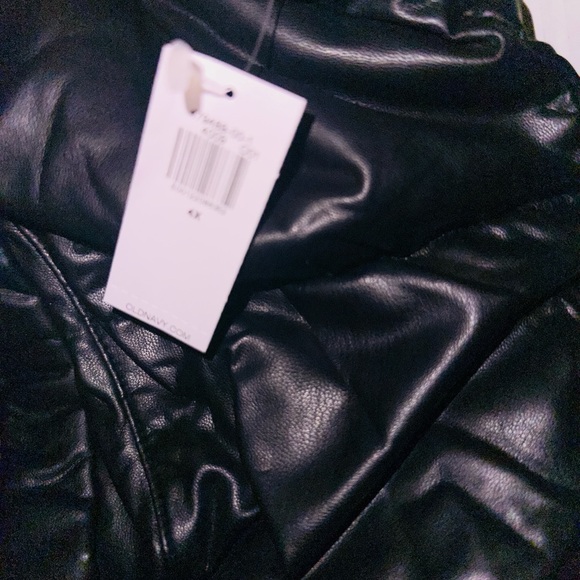 Old Navy Women's Black Puffer Vest - Picture 8 of 10